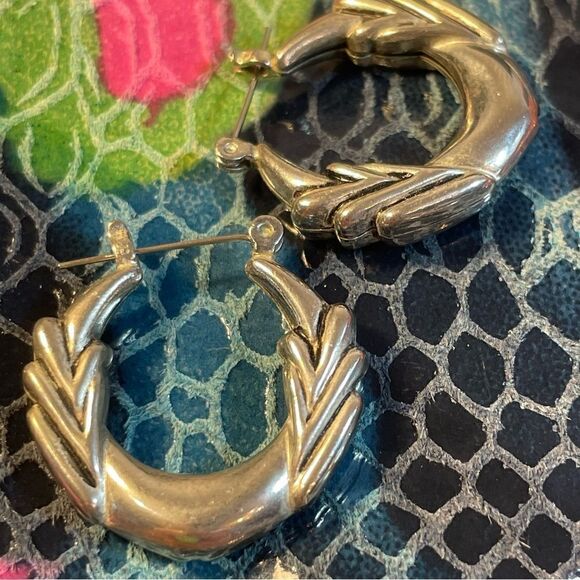 Silver chevron hoop earrings - Picture 6 of 6